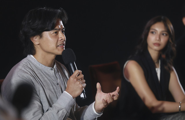 Aktor Dion Wiyoko bersama artis Sheila Dara saat konferensi pers launchin poster dan trailer film Sore di Epicentrum, Jakarta, Kamis, (22/05/2025). Foto: Agus Apriyanto