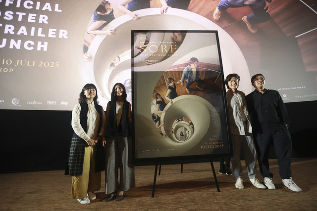 Aktor Dion Wiyoko bersama artis Sheila Dara saat konferensi pers launchin poster dan trailer film Sore di Epicentrum, Jakarta, Kamis, (22/05/2025). Foto: Agus Apriyanto