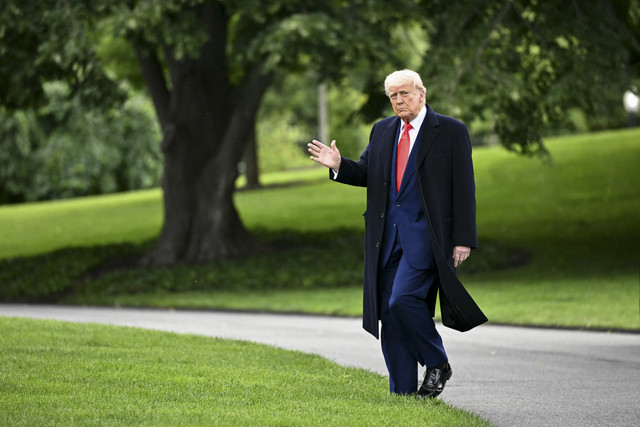 Presiden AS Donald Trump melambaikan tangan saat berjalan menuju Helikopter Marine One di Gedung Putih, Washington DC, Amerika Serikat, Kamis (22/5/2025). Foto: Mandel Ngan/AFP