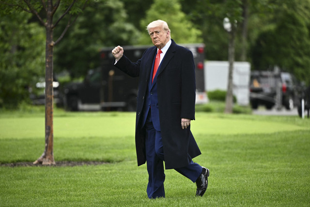 Presiden AS Donald Trump melambaikan tangan saat berjalan menuju Helikopter Marine One di Gedung Putih, Washington DC, Amerika Serikat, Kamis (22/5/2025). Foto: Mandel Ngan/AFP