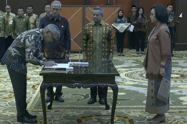 Menteri Keuangan Sri Mulyani menyampaikan paparan saat pelantikan pejabat eselon 1 Kementerian Keuangan di kementerian Keuangan, Jakarta, Jumat (23/5/2025). Foto: Youtube/ Kemenkeu RI