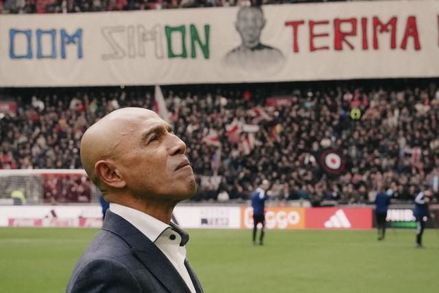Momen perpisahan Simon Tahamata dengan Ajax Amsterdam pada 2024. Foto: Instagram/ @afcajax