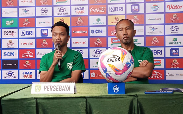 (Kiri ke kanan) Muhammad Hidayat bersama asisten pelatih Persebaya. Foto: Masruroh/Basra