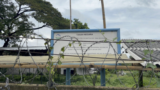 Lahan milik BMKG yang diduga diduduki oleh ormas GRIB di Pondok Betung, Tangerang Selatan, Jumat (23/5/2025). Foto: Abid Raihan/kumparan