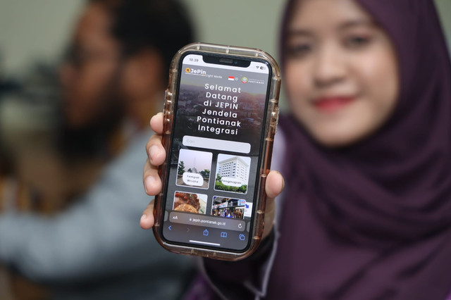 Seorang warga memperlihatkan tampilan baru laman Jepin. Foto: Dok, Diskominfo Pontianak