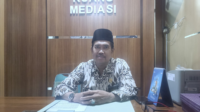 Humas Pengadilan Agama (PA) Sumedang, Dimyati, saat ditemui di PA Sumedang, Jumat (23/5/2025). Foto: Robby Bouceu/kumparan