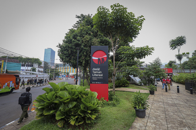 Sejumlah warga melintasi trotoar di kawasan Blok M, Jakarta Selatan, Jumat (23/5/2025). Foto: Iqbal Firdaus/kumparan