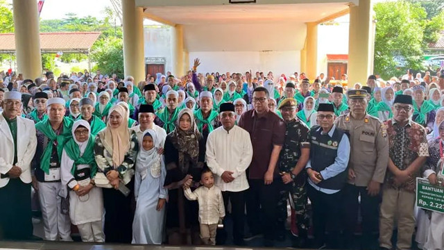 Foto bersama Bupati Bolmong, Yusra Alhabsyi, bersama dengan rombongan Jemaah Haji asal Bolaang Mongondow.
