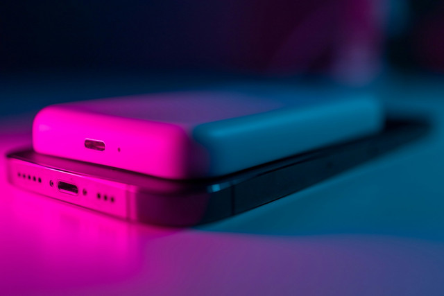 Aturan Powerbank Pesawat. Foto hanya ilustrasi, bukan tempat sebenarnya. Foto: dok. Unsplash/Kamil Switalski