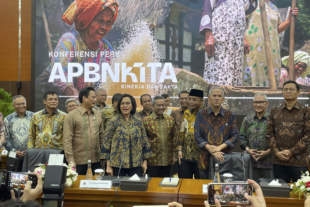 Menteri Keuangan (Menkeu) Sri Mulyani beserta jajarannya dalam konferensi pers APBN KiTa di Kantor Kemenkeu, Jakarta Pusat, Jumat (23/5/2025). Foto: Najma Ramadhanya/kumparan