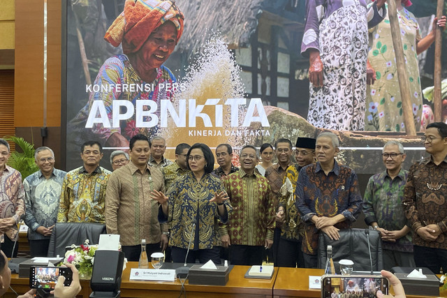 Menteri Keuangan (Menkeu) Sri Mulyani beserta jajarannya dalam konferensi pers APBN KiTa di Kantor Kemenkeu, Jakarta Pusat, Jumat (23/5/2025). Foto: Najma Ramadhanya/kumparan