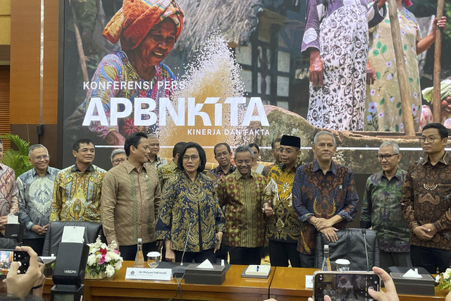 Menteri Keuangan (Menkeu) Sri Mulyani beserta jajarannya dalam konferensi pers APBN KiTa di Kantor Kemenkeu, Jakarta Pusat, Jumat (23/5/2025). Foto: Najma Ramadhanya/kumparan
