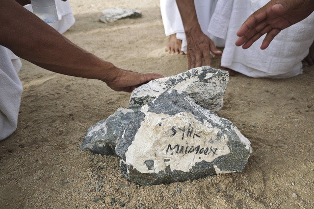 Jamaah calon haji Indonesia berziarah ke makam KH Maimoen Zubair di pemakaman Ma'la, Makkah, Arab Saudi, Jumat (25/5/2025). Foto: Andika Wahyu/ANTARA FOTO
