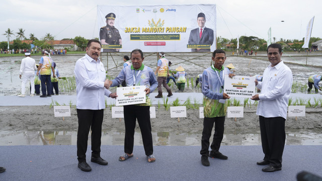 Jaksa Agung ST Burhanuddin meluncurkan program Jaksa Mandiri Pangan di Kabupaten Bekasi, Jawa Barat, Kamis (22/5/2025). Foto: Dok. Kejagung RI