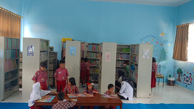 Siswa membaca buku di perpustakaan (Sumber: Dokumen Pribadi)