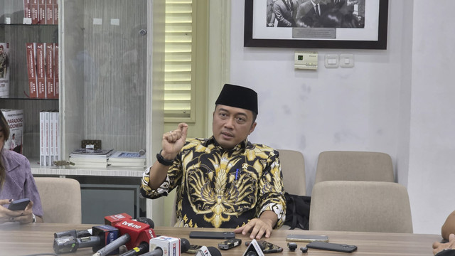 Menteri Sekretaris Negara Prasetyo Hadi di Kompleks Istana Kepresidenan, Jakarta Pusat, Jumat (23/5/2025). Foto: Zamachsyari/kumparan