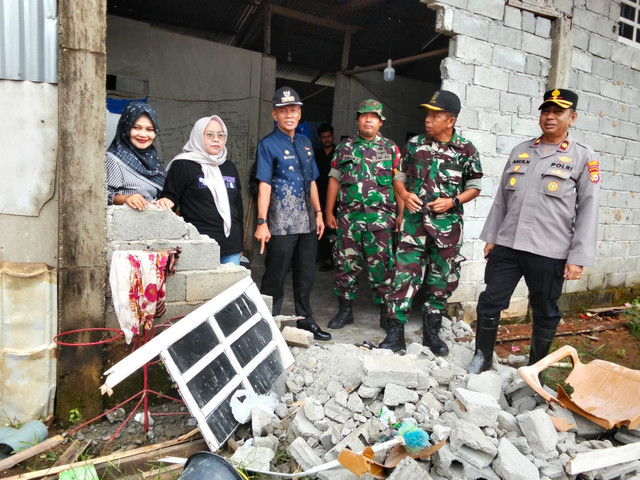 Tagana dan anggota tim SAR melakukan pendataan korban terdampak gempa 6,3 magnitudo yang terjadi pada Jumat (23/5/2025) di salah satu Posko di Bengkulu. Foto: Dok. Kemensos