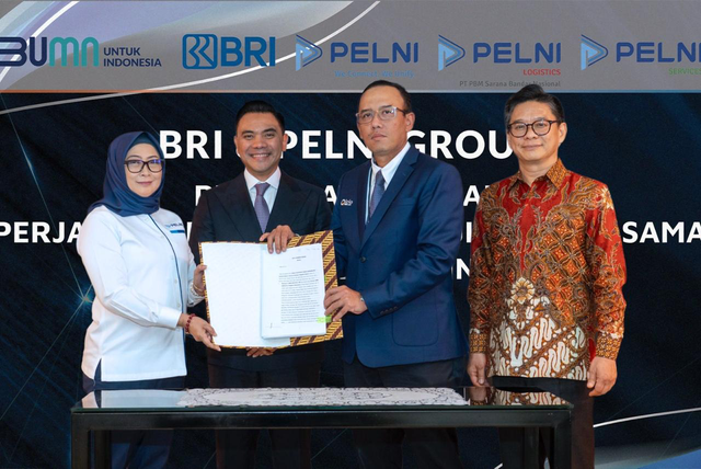 Direktur Corporate Banking BRI Riko Tasmaya (kedua dari kiri), Group Head of Infrastructure, Transportation, Oil & Gas Group BRI Yodi Herzaman (kedua dari kanan), Direktur Keuangan dan Manajemen Risiko PELNI Anik Hidayat (kiri), dan Direktur Utama Pelni Services Sukendra (kanan) pada penandatanganan perjanjian kerja sama fasilitas Notional Pooling di BRILian Centre Jakarta pada Senin (19/5). Foto: Dok. BRI