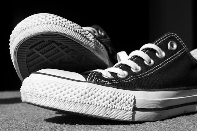 llustrasi Cara Beli Converse x Naruto. Sumber: Pexels/Themagpie
