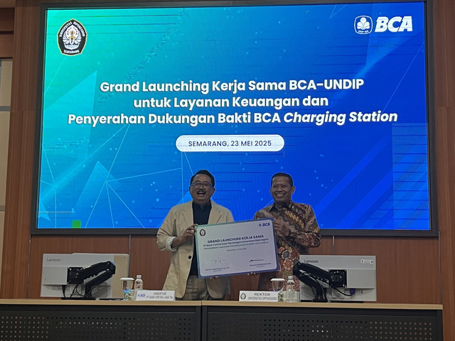 Direktur BCA Antonius Widodo Mulyono, Rektor UNDIP Prof Suharnomo dalam acara Grand Launching Kerjasama BCA - Undip untuk layanan keuangan. Foto: Intan Alliva/kumparan