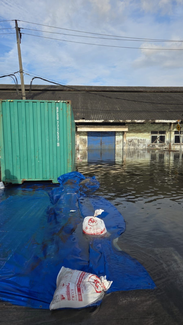 Banjir menerjang kawasan Pelabuhan Tanjung Emas Semarang tepatnya di sekitar pos satu, Jumat (23/5). Foto: Dok. Istimewa