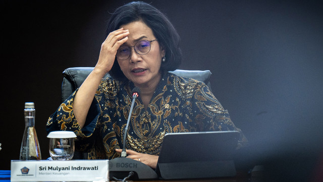 Menteri Keuangan Sri Mulyani memberikan pemaparan pada konferensi pers APBN KiTa di Kantor Kementerian Keuangan, Jakarta, Jumat (23/5/2025). Foto: ANTARA FOTO/Bayu Pratama S