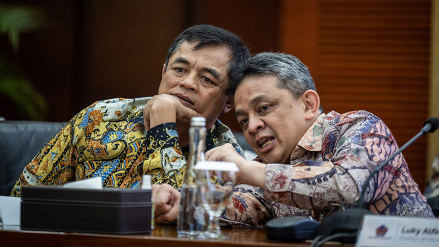 Direktur Jenderal Bea Cukai Djaka Budhi Utama (kiri) berbincang dengan Direktur Jenderal Anggaran Luky Alfirman (kanan) saat konferensi pers APBN KiTa di Kantor Kementerian Keuangan, Jakarta, Jumat (23/5/2025). Foto: ANTARA FOTO/Bayu Pratama S