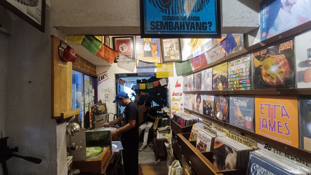 Suasana toko vinyl di Pasar Santa yang menjamur di tengah derasnya layanan musik digital, Jaksel, Jumat (23/5). Foto: Thomas Bosco/kumparan