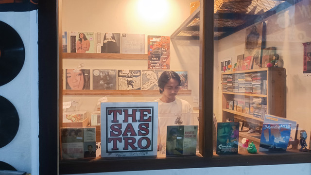 Suasana toko vinyl di Pasar Santa yang menjamur di tengah derasnya layanan musik digital, Jaksel, Jumat (23/5). Foto: Thomas Bosco/kumparan