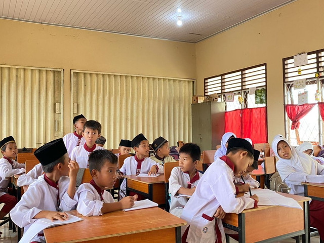 Siswa sedang mengikuti proses belajar mengajar. (sumber: Dokumen Pribadi)