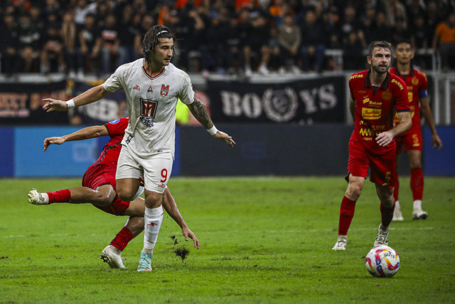 Pemain Persija Jakarta Hanif Sjahbandi berebut bola dengan pemain Malut United Chino dalam pertandingan BRI Liga 1 di Jakarta Internasional Stadium (JIS), Tanjung Priuk, Jakarta, Jumat (23/5/2025). Foto: Darryl Ramadhan/kumparan