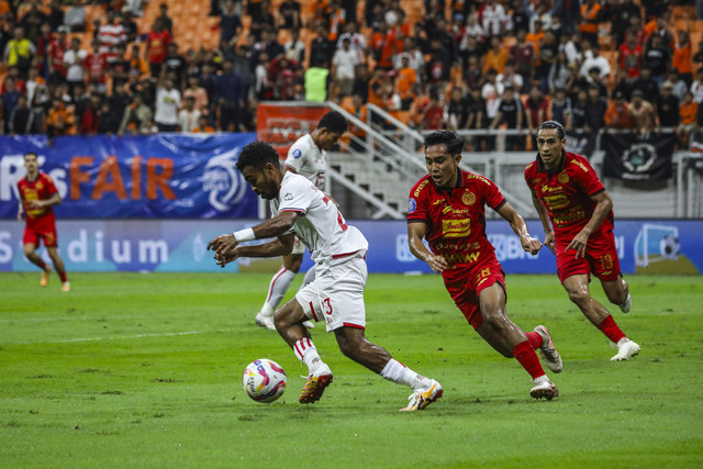 Pemain Malut United Yance Sayuri berusaha melewati pemain Persija Jakarta Rayhan Hanan dalam pertandingan BRI Liga 1 di Jakarta Internasional Stadium (JIS), Tanjung Priuk, Jakarta, Jumat (23/5/2025). Foto: Darryl Ramadhan/kumparan