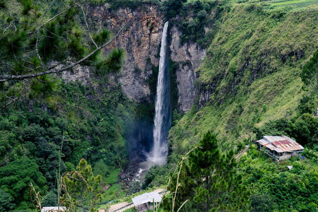 air terjun tertinggi di Indonesia. Foto hanya ilustrasi, bukan tempat sebenarnya. Sumber: Unsplash/ivan samudra