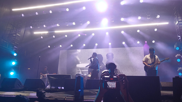 Grup band Juicy Luicy tampil di gelaran Soundsfest 2025 di Gambir Expo Kemayoran, Jakarta Pusat, Jumat (23/5) malam. Foto: Vincentius Mario/kumparan