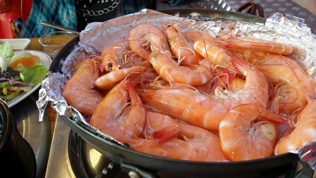 Ilustrasi cara mengupas kulit udang. Pixabay/Ddioong.