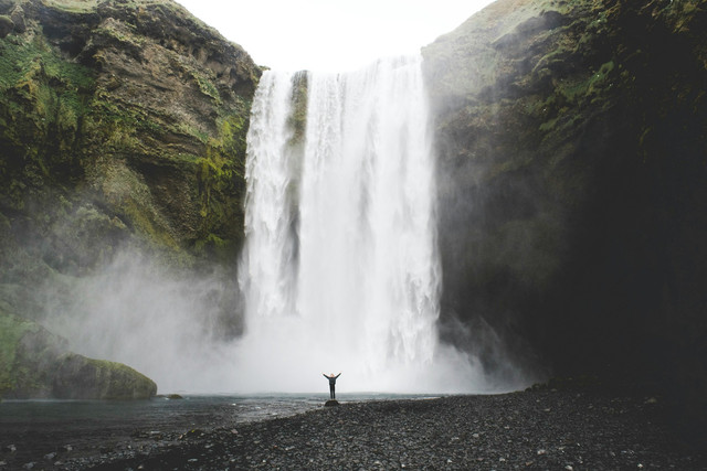 Air Terjun Kakek Bodo. Foto hanya ilustrasi, bukan tempat sebenarnya. Sumber: unsplash.com/Rio Hodges.
