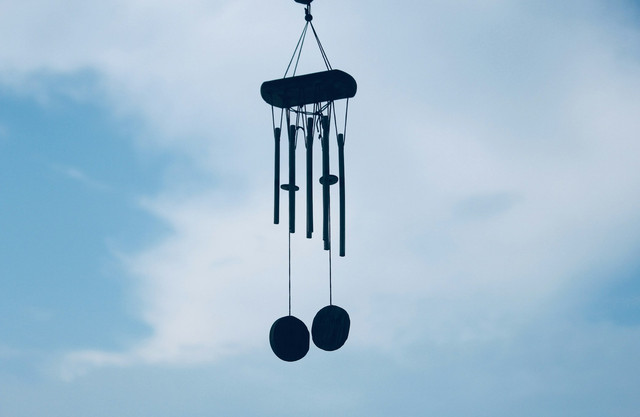 Ilustrasi manfaat lonceng angin menurut feng shui. Unsplash/Dilip Ale