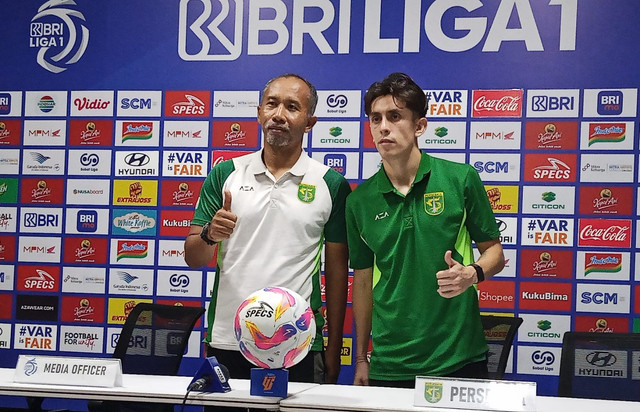 Asisten pelatih Persebaya Uston Nawawi (kiri). Foto: Masruroh/Basra