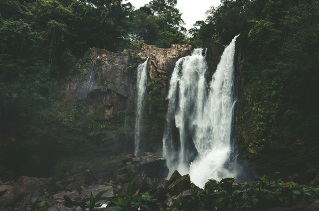 Air Terjun Coban Canggu. Foto hanya ilustrasi, bukan tempat sebenarnya. Sumber: Unsplash/Hans Hamann