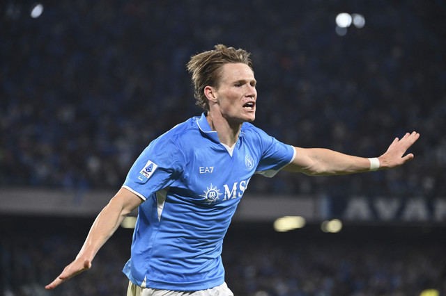 Pemain Napoli Scott McTominay berelebrasi usai mencetak gol ke gawang Cagliari pada pertandingan Liga Italia di Stadion Maradona, Naples, Italia, Jumat (23/5/2025). Foto: Isabella Bonotto/AFP
