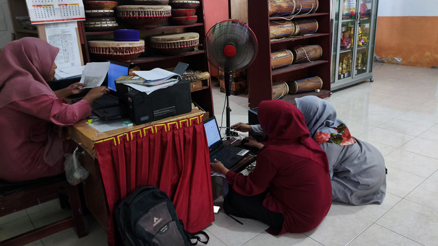 Dok. Pribadi: Guru Non ASN di SDN Poto, Kabupaten Sumbawa, NTB sedang berdiskusi di ruang guru.