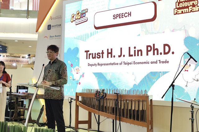 Deputy Representative of Taipei Economic and Trade Office, Trust H. J. Lin, memberikan sambutan dalam acara Taiwan Leisure Farm Fair di Mal Emporium Pluit, Jakarta Utara, Sabtu (24/5/2025). Foto: Alya Zahra/kumparan 