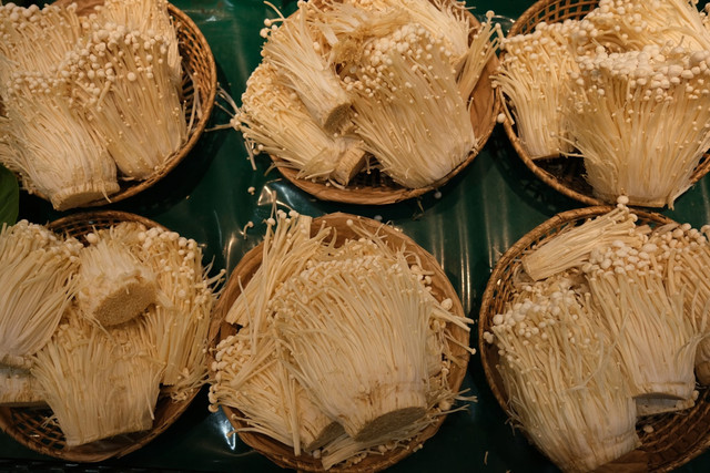Ilustrasi cara membersihkan jamur enoki, foto: unsplash/Ingeborg Korme