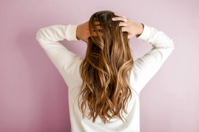 Ilustrasi rekomendasi hair tonic untuk rambut kering dan mengembang. Sumber: Pexels/Element5 Digital