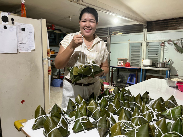 Enni sedang menunjukan Bakcang yang siap direbus dengan dua varian, yakni original dan telur asin. Foto: Rabiansyah/Hi!Pontianak
