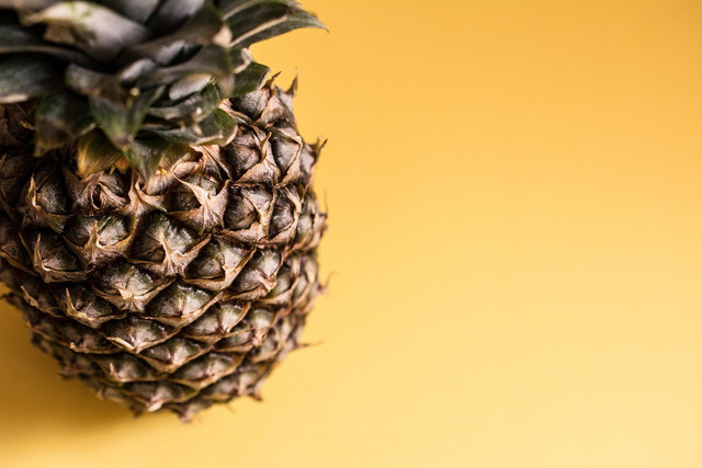 Ilustrasi cara mengupas nanas praktis. Pixabay/Picfoods.