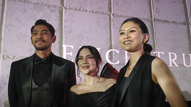 Arya Saloka, Davina Karamoy, dan Marissa Anita dalam Konferensi Pers film Dendam Masa Kelam, XXI Epicentrum, Jakarta Selatan, Jumat (23/5/2025). Foto: Giovanni/kumparan