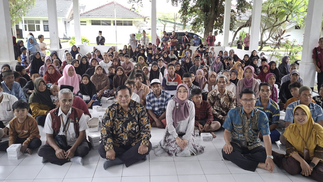 Kepala Sentra Paramita Mataram Arif Rohman di hadapan 108 anak calon siswa Sekolah Rakyat 2025 dari 10 kecamatan di Kabupaten Lombok Barat, NTB, Sabtu (24/5/2025). Foto: Dok. Kemensos