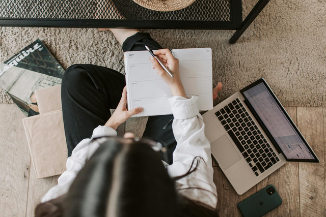 Ilustrasi contoh soal VLOOKUP dan HLOOKUP. Foto: Pexels.com/Vlada Karpovich