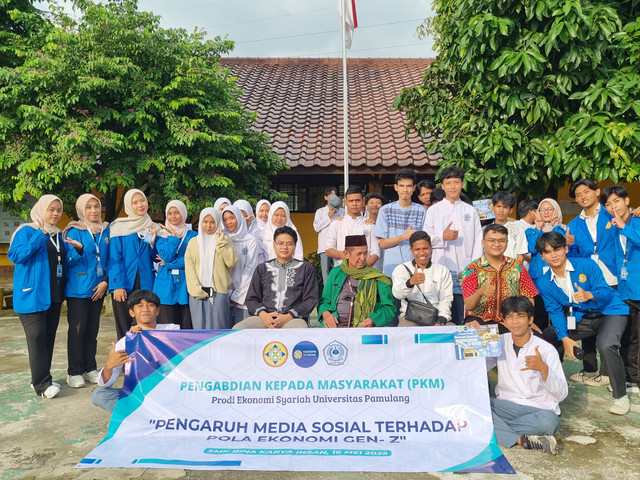 foto bersama antara mahasiswa, ketua yayasan, guru, dan para siswa
